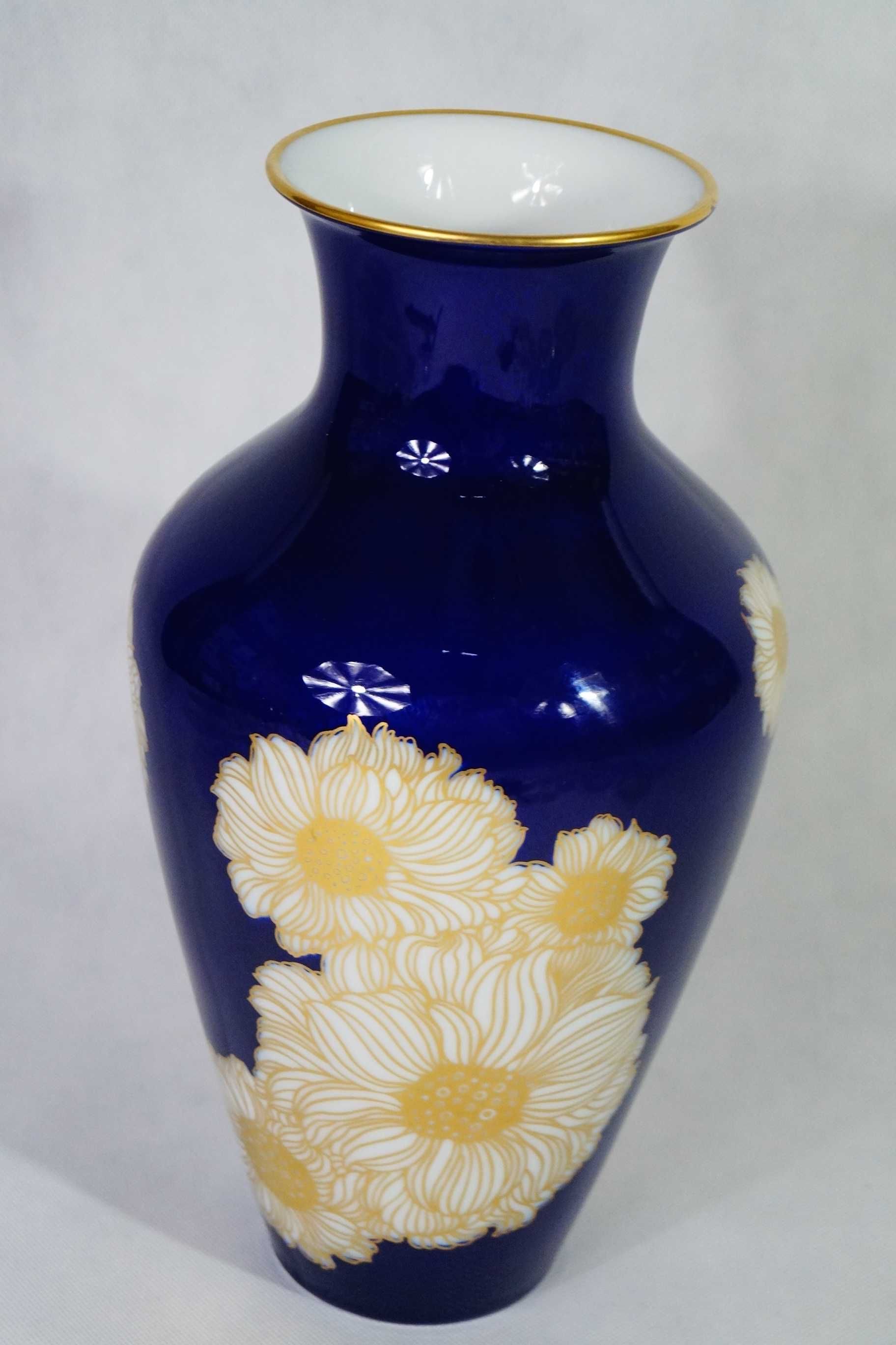 Duży porcelanowy wazon kobaltowy zdobiony dekoracją oraz złoceniami