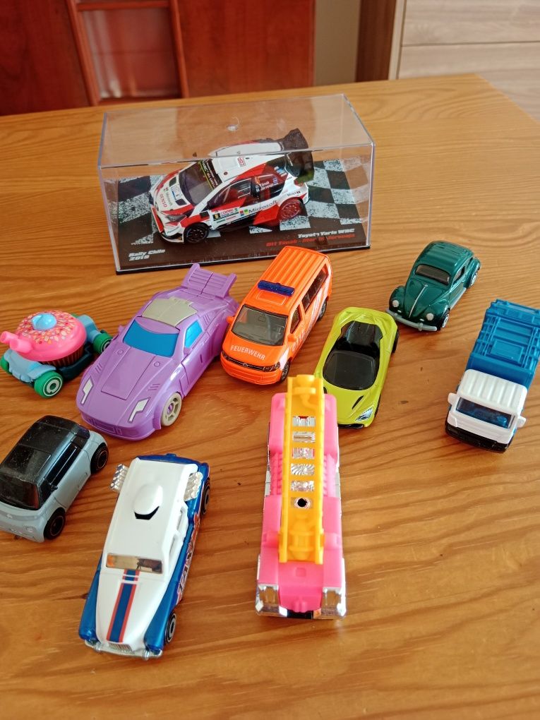 Kolekcja zabawnych autek