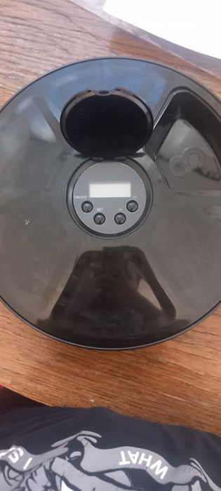 Авто-кармуша для котов собак и так далее.