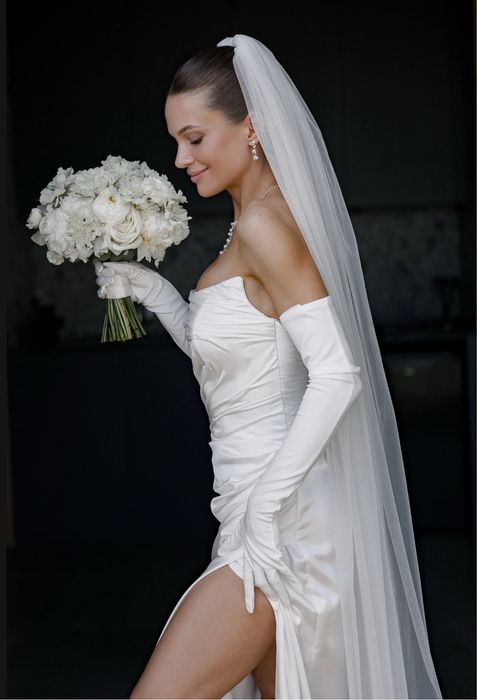 Весільна сукня з розрізом та шлейфом