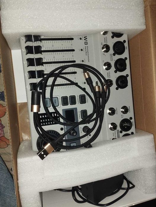 Пульт Микшер Behringer Flow 8