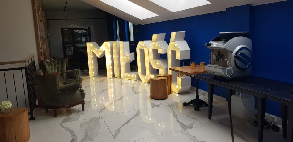 Miłość LOVE KOCHAM ti amo amore amour. Napisy na wesele ślub białe