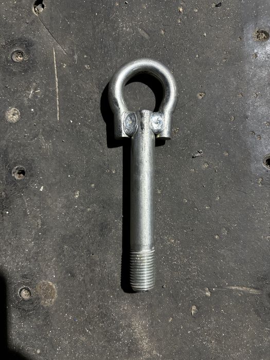 Продам буксировочный болт на Тойоту.