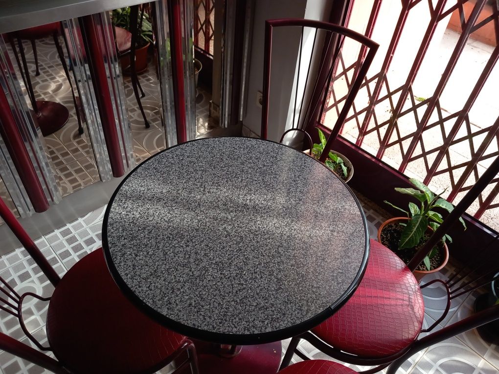 Conjunto de 4 mesas e 16 cadeiras