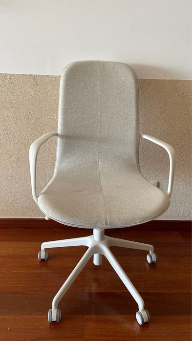 Cadeira com rodas e apoio de braço