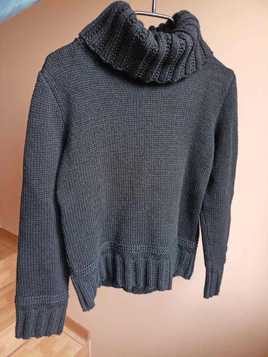czarny gruby sweter