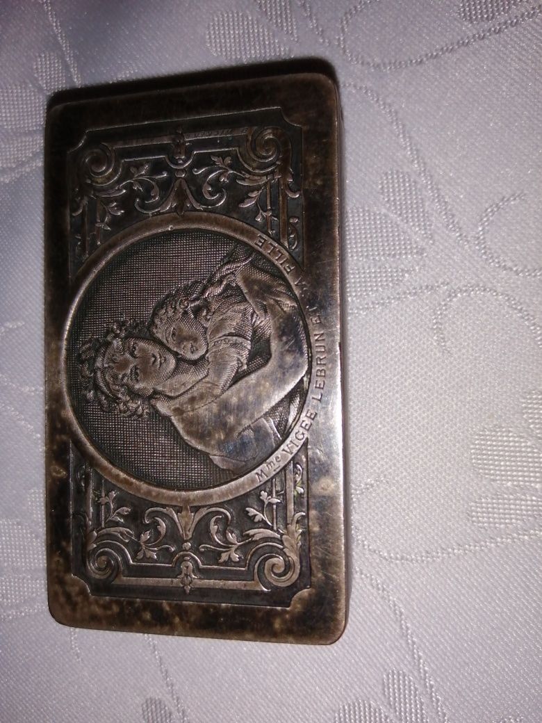 Tabakiera metalowa zdobiona