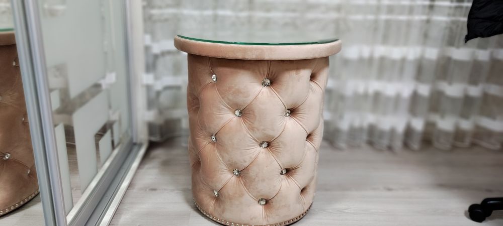 Столик в мягкой обивки с камнями