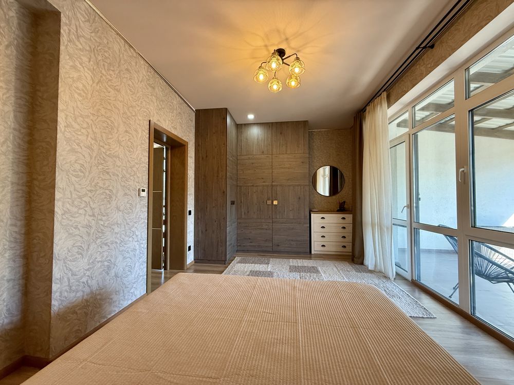Таунхаус з якісним ремонтом басейном і гаражем. КМ Green Place