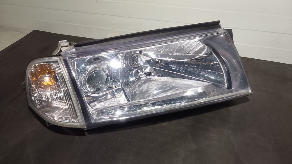 Lampa przód Skoda Octavia 1 lift PRAWA ładna