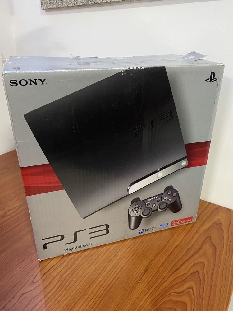 Playstation 3 Slim + 2 comandos + 8 jogos