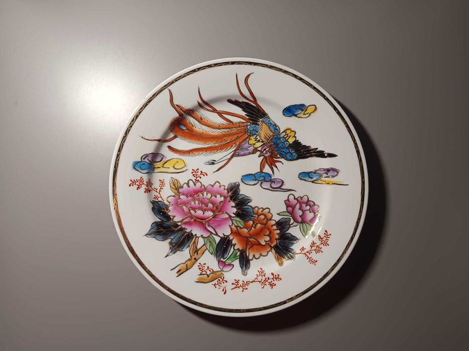 Prato decorativo chinês com motivo de fénix e flores de peónia