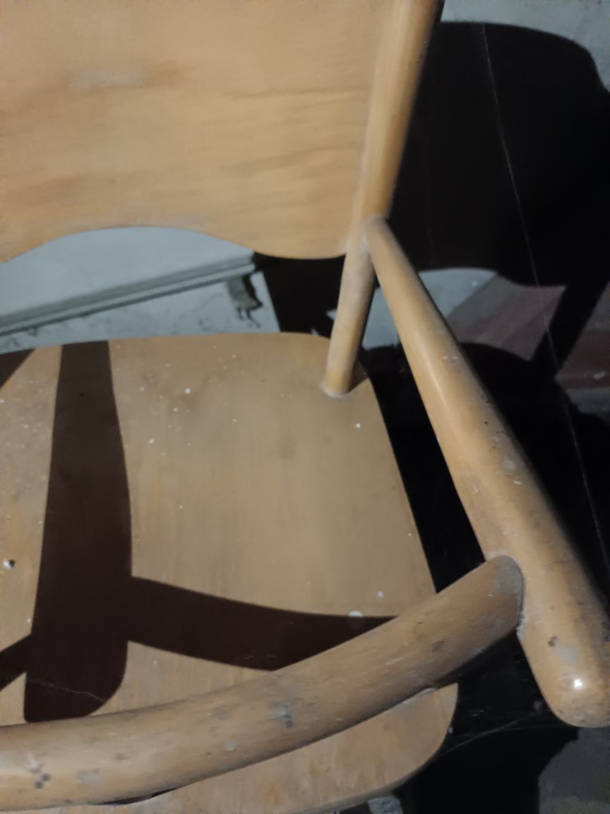 Stare PRL krzesełko do karmienia bukowe