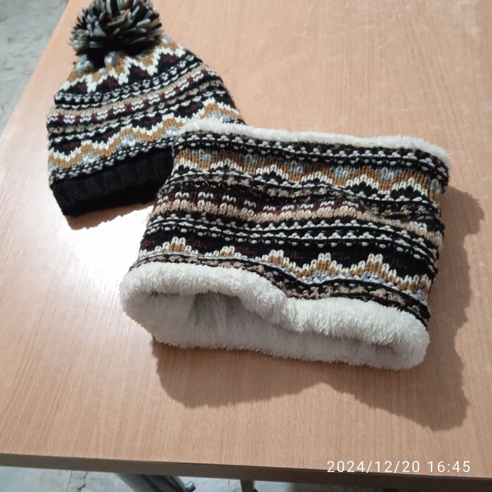 Odzież czapka i komin chłopięcy.