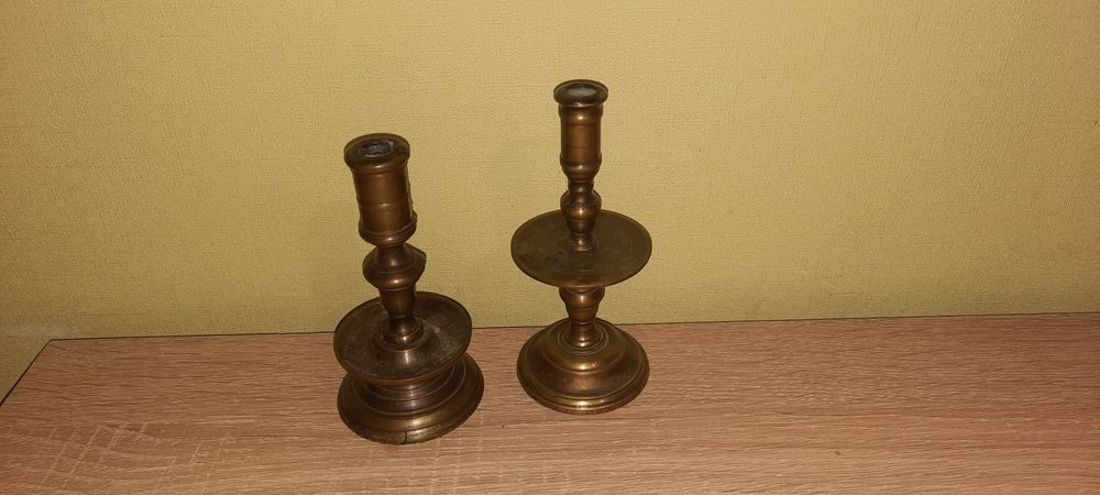 Бронзовий підсвічник, висота 11см.