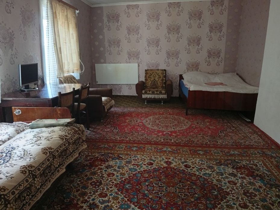 Сдам жилье, пол дома в центре.