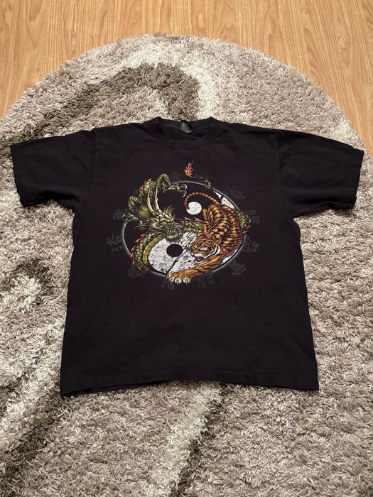 Чорна футболка з яскравим принтом “Дракон і тигр”