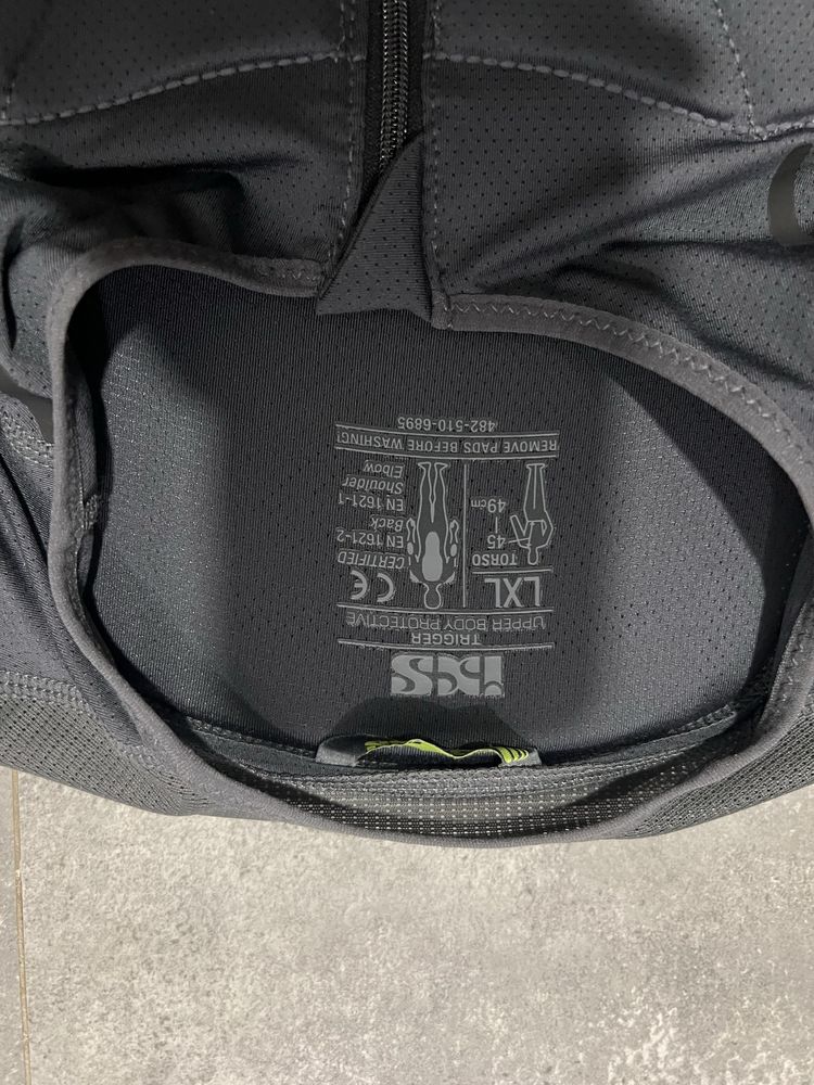 Koszulka z ochraniaczami IXS upper body protection