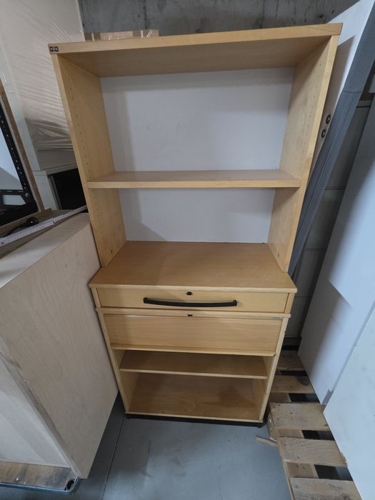 Regał biurowy  Kinnarps z szufladą roleta – drewniany, jasny buk