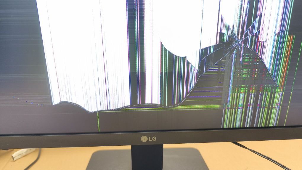 Monitor LG 24" ecrã danificado
