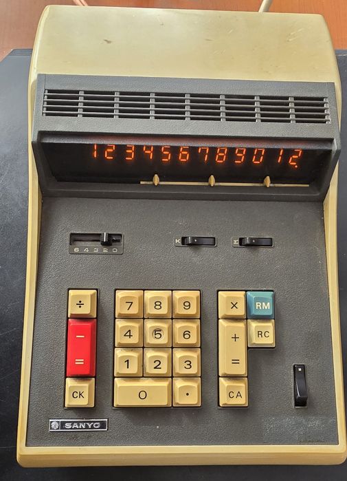 Kolekcjonerski kalkulator SANYO ICC1211 z roku 1970