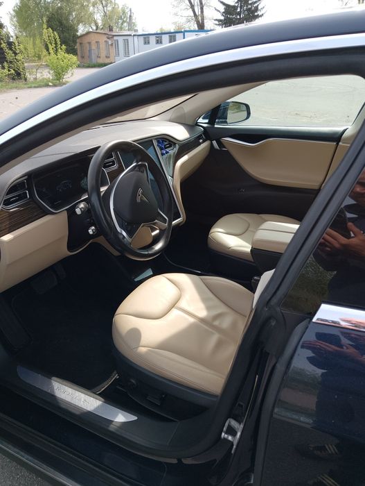 Tesla Model S 85D