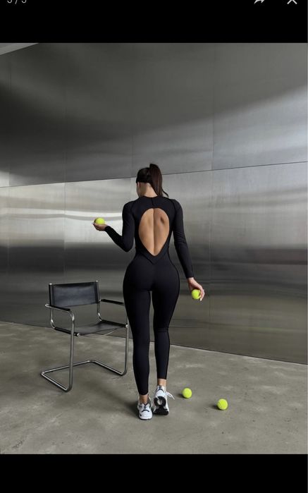 Комбінезон з відкритою спиною