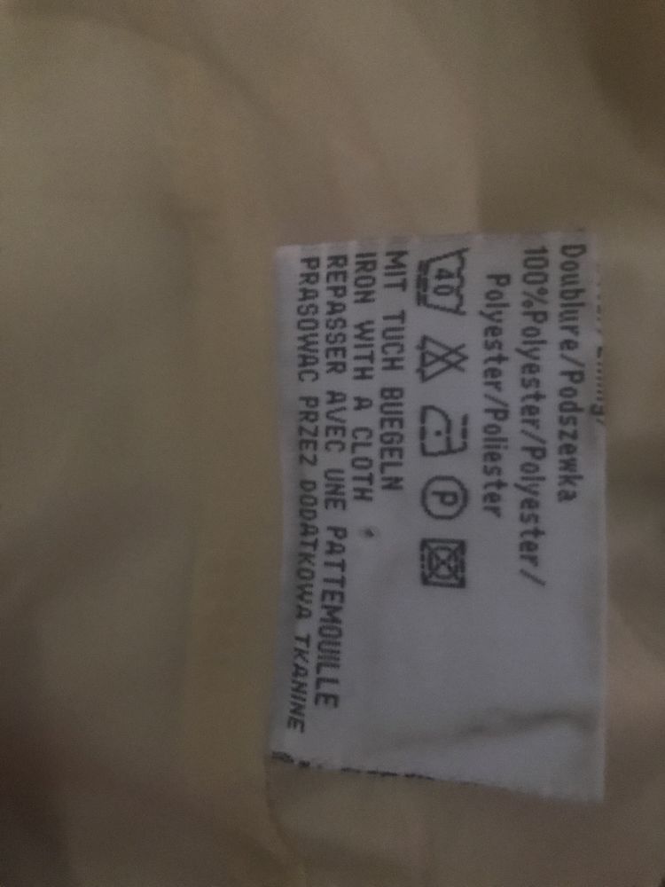 Гарне пальто для дощу, золотистого кольору