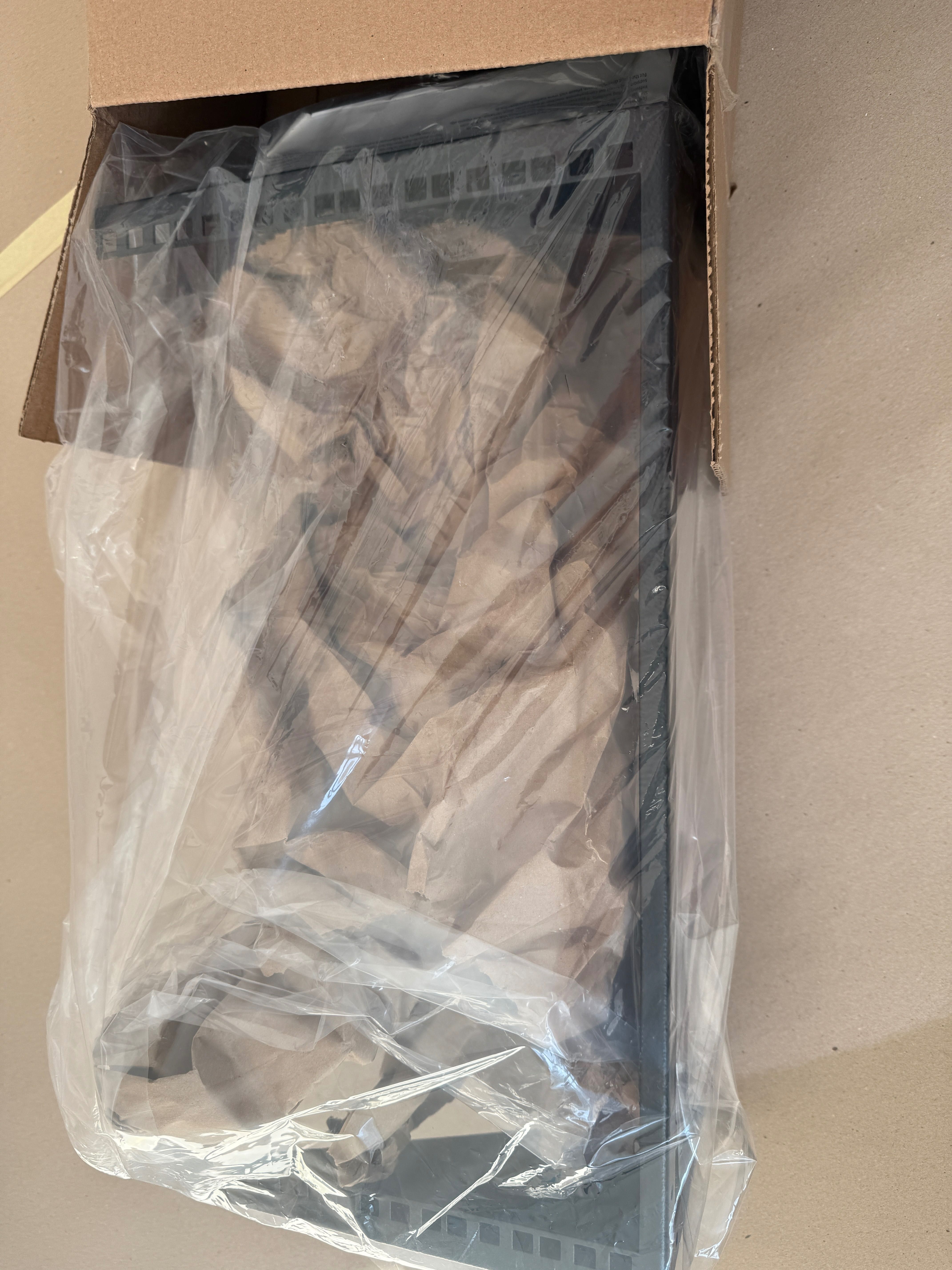 Продам настінне кріплення StarTech.com 6U Wall Mount RK619WALLV