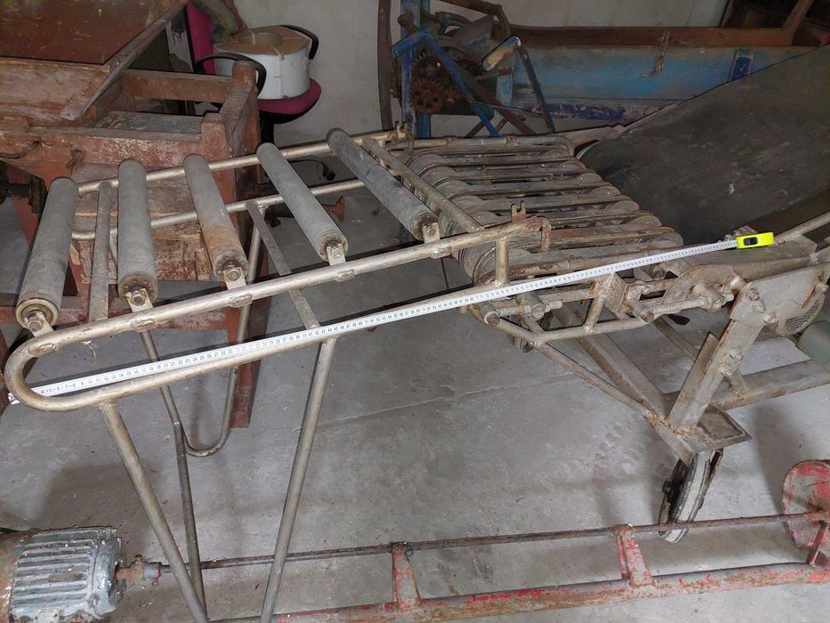 taśma, podajnik taśmowy z silnikiem elektrycznym, łamany dokładki