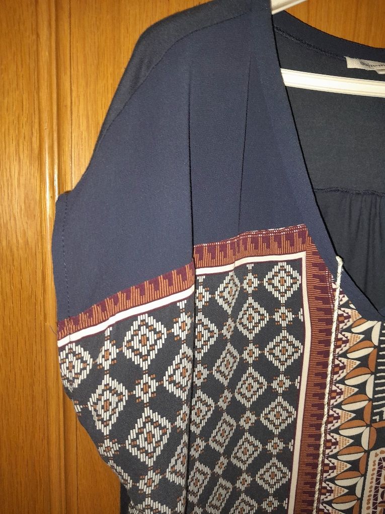 Blusa com padrão e atilhos