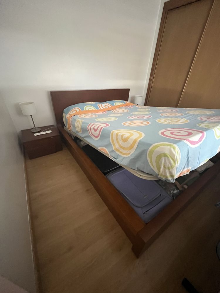 Cama de casal com mesas de cabeceira
