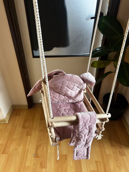 Drewniana huśtawka domowa.
