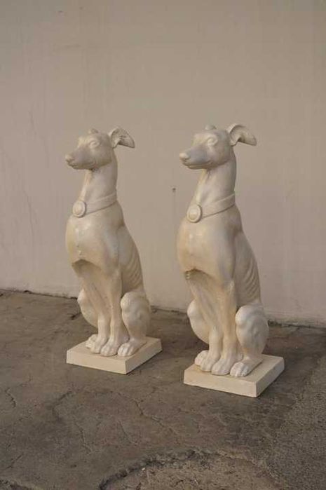 dwa duże PSY myśliwskie - CHARTY ŻELIWO przed dom