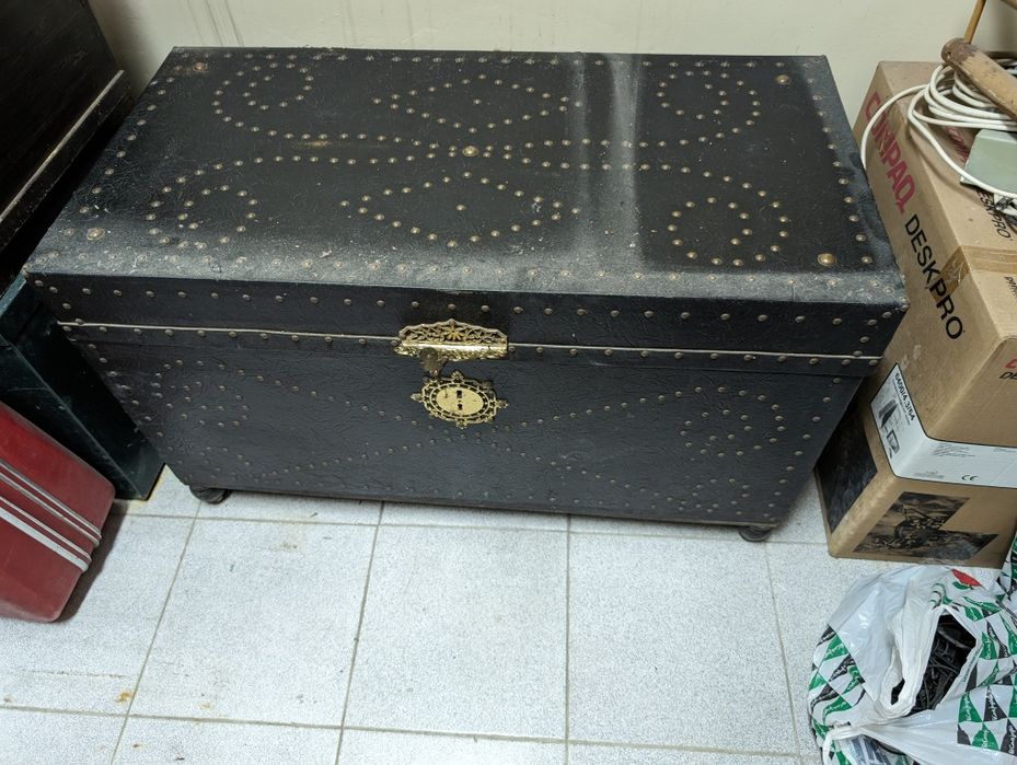 Arca em madeira forrada