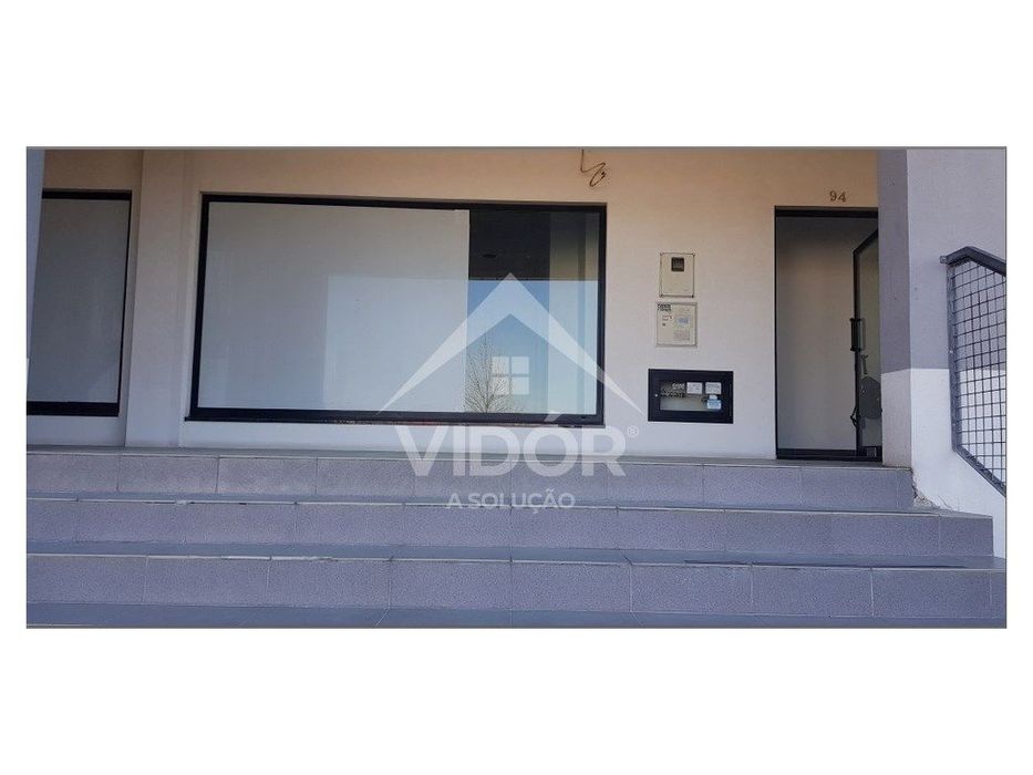 Loja Montes Burgos c/ montra e lugar de garagem - Circunvalação