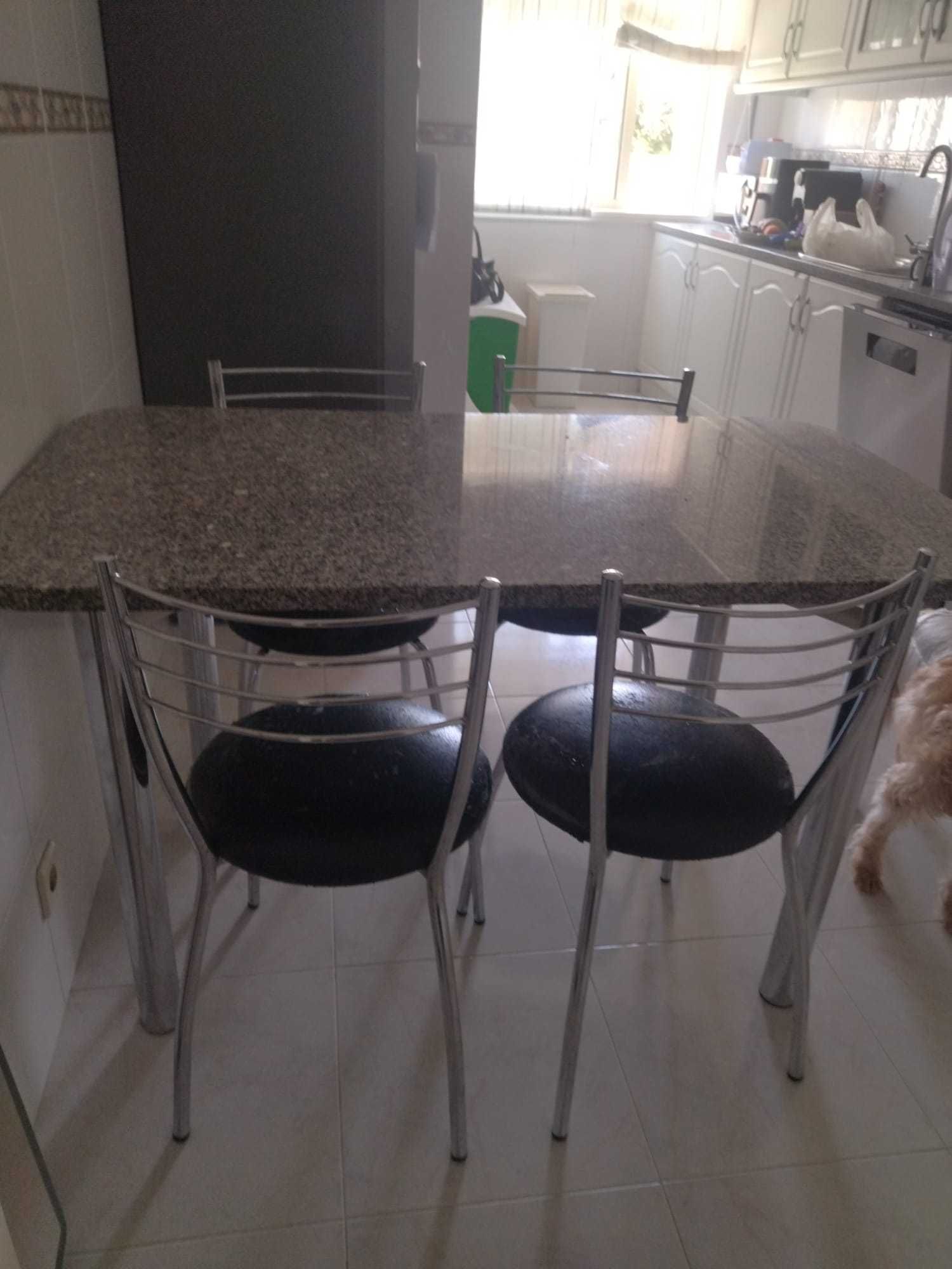 Mesa com tampo em granito pedras salgadas + oferta 4 cadeiras