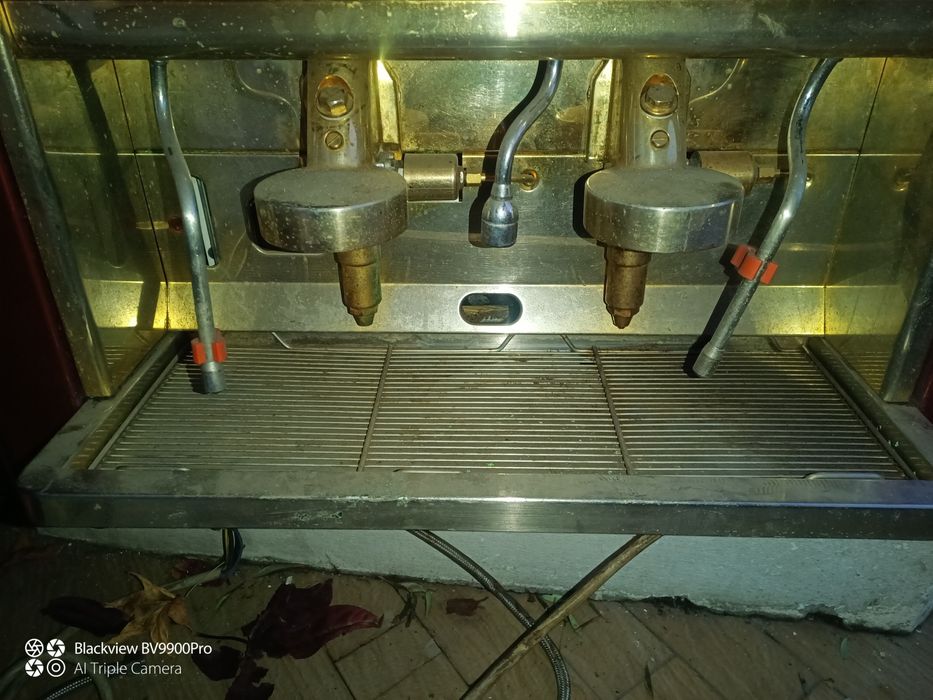 Máquina de café está em bom estado falta lhe os manípulos