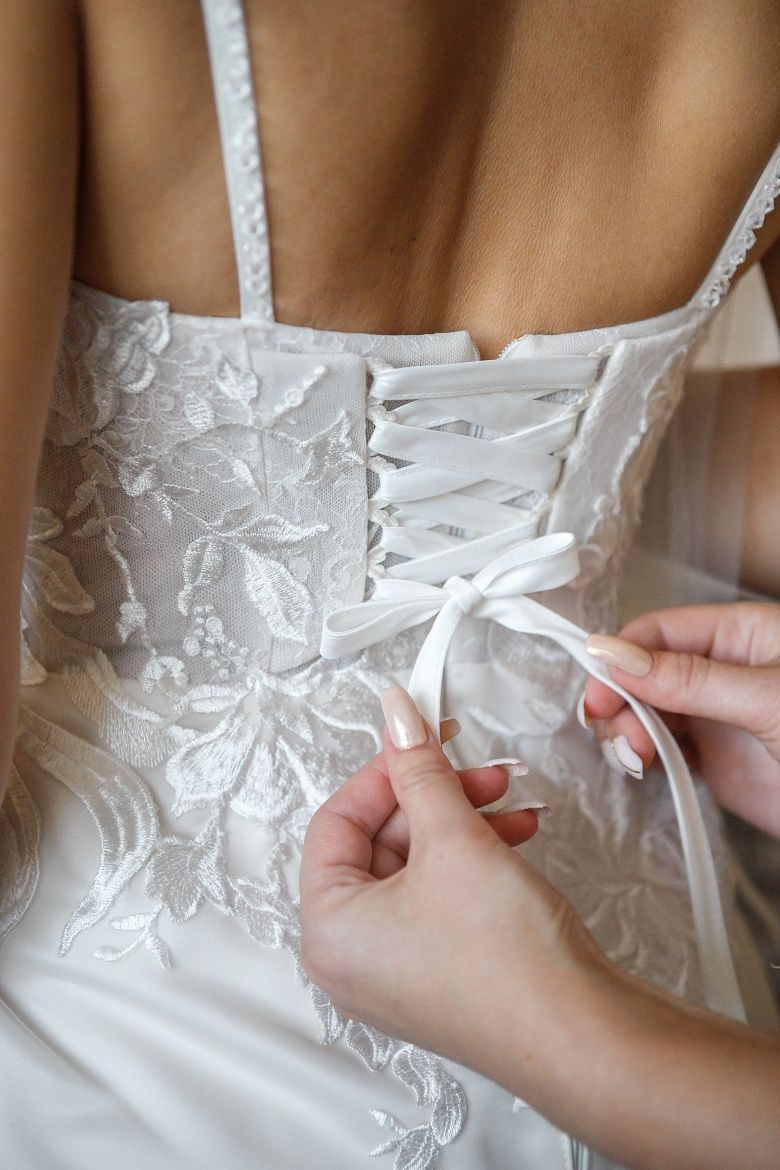 Весільна сукня з додатковим шлейфом