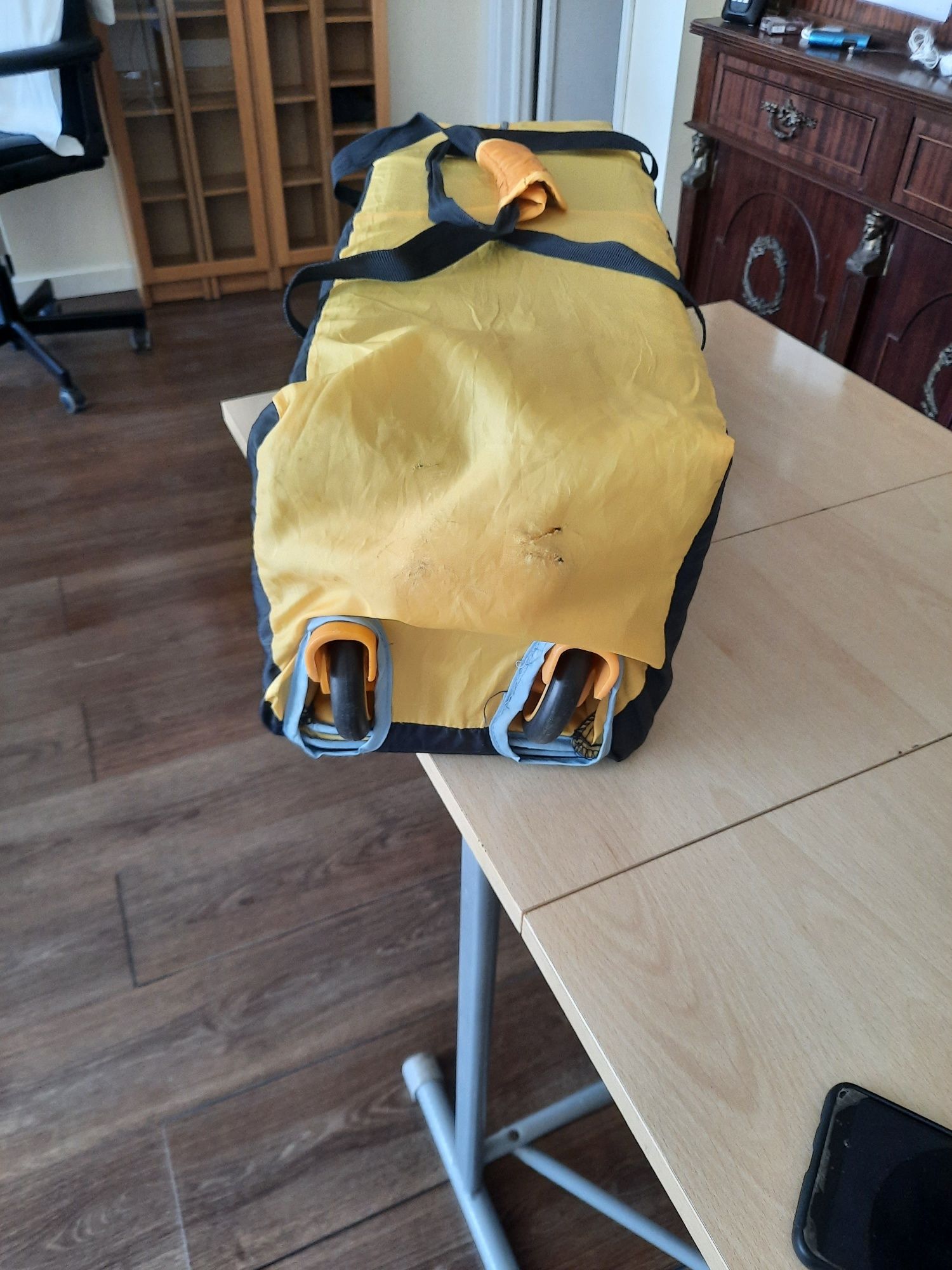 Cama de viagem utilizada 3 ou 4 vezes