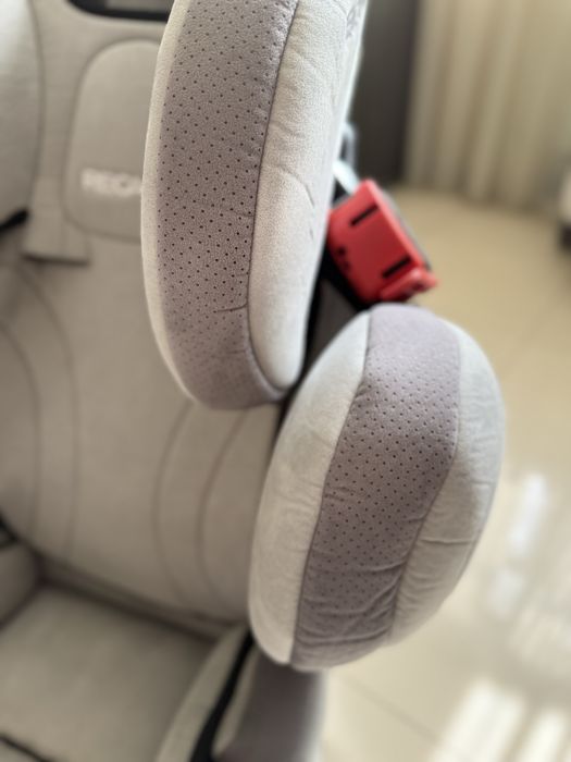 Продам автокресло Recaro Young Sport, почищено + накладка на сиденье