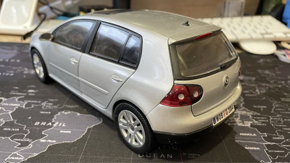 Коллекционная модель 1:18 Volkswagen Golf 5