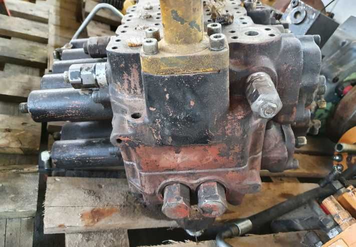 Rozdzielacz hydrauliki do koparki  JCB JS 200 INNE CZĘŚCI