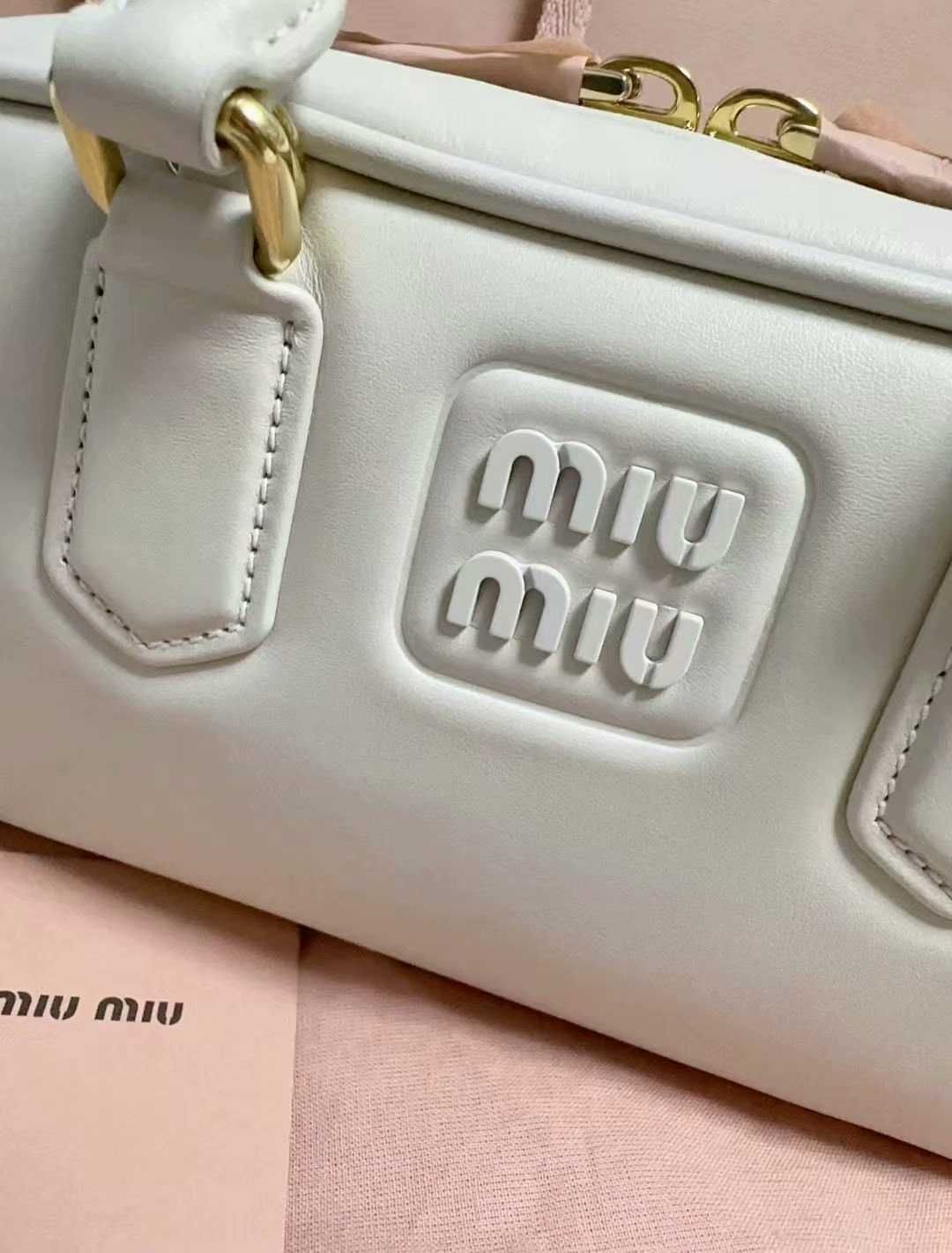 MiuMiu Biała Torebka Na Ramię Welurowa Elegancja Sezon Letni