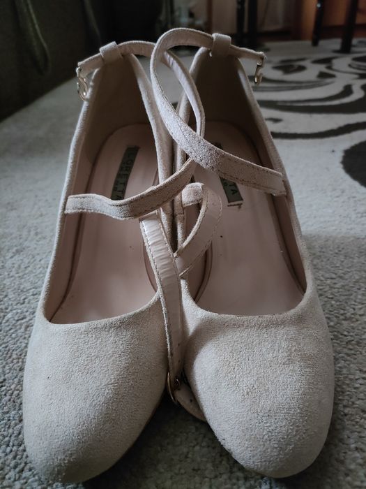 Продам дешево взуття