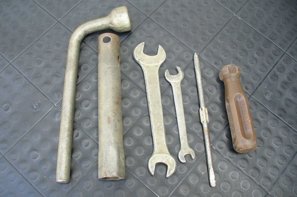 Fiat 126p klucze fabryczne logo FSM.