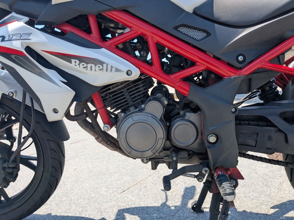 Mota Benelli BN 125 com pneus Michelin