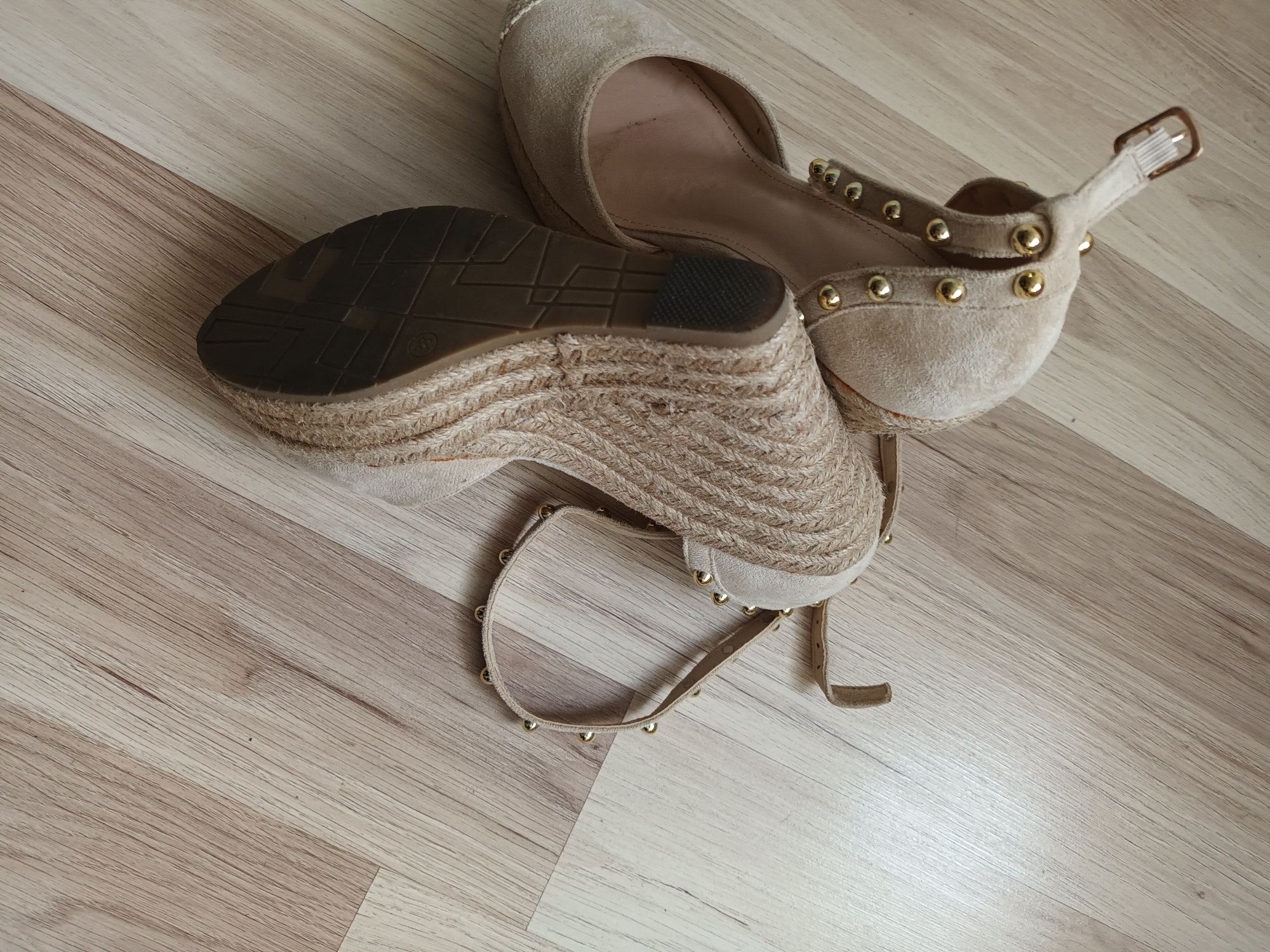 Buty beżowe w rozmiarze 38