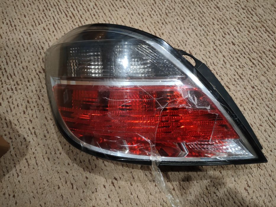 Задня ліва фара Opel Astra H