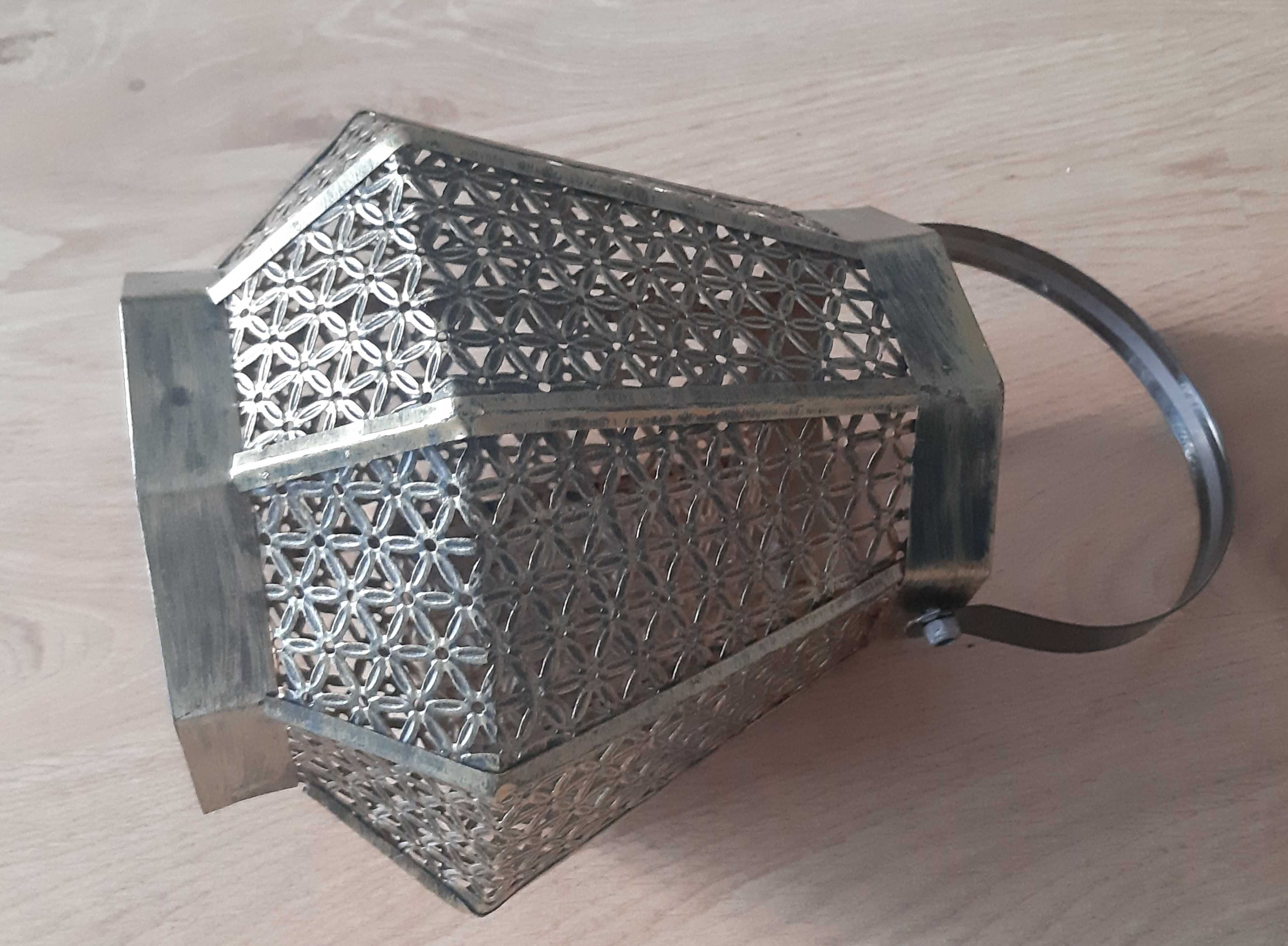 ażurowy lampion z mosiądzu